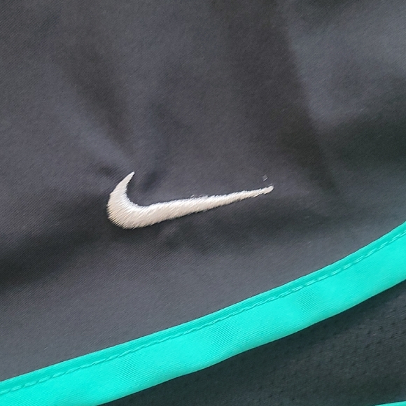 Nike Black and Green Athletic Shorts Lightweight Design Size M - Picture 6 of 6